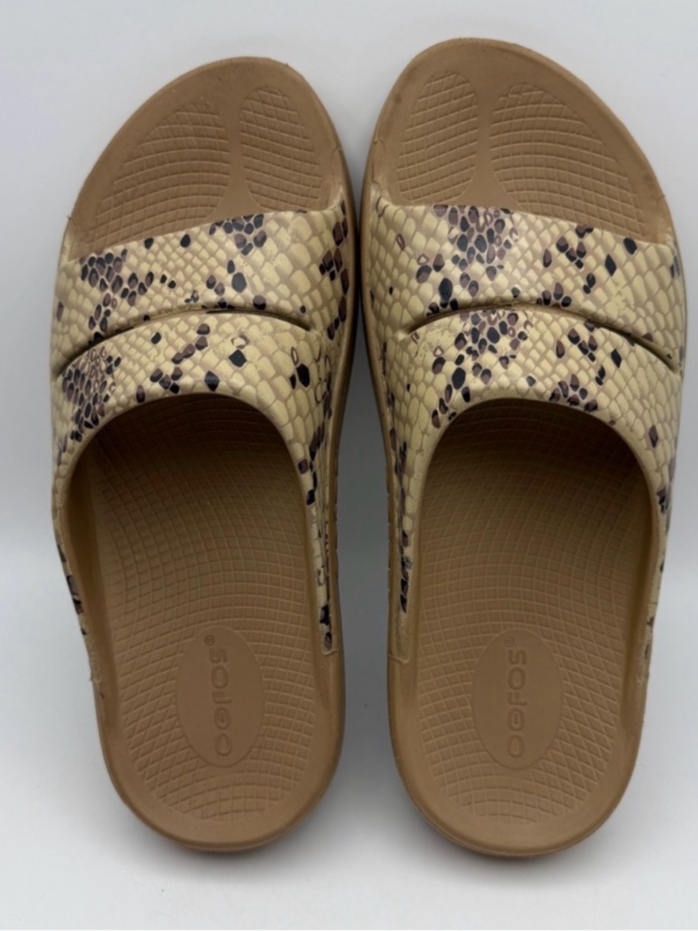 OOFOS Ooahh Luxe Slide Sandal
Comfort Recovery Snake Print
Brown Beige M7 W9